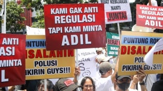 Sejumlah pekerja tempat hiburan yang tergabung dalam Gerakan Karyawan Hiburan Jakarta Bersatu melakukan aksi unjuk rasa di depan Gedung DPRD Jakarta, Selasa (14/10/2025). [Suara.com/Alfian Winanto]