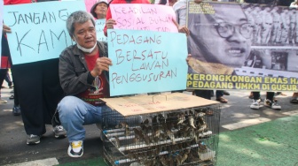 Sejumlah pedagang Pasar Hewan Barito saat berunjuk rasa di depan Balai Kota DKI Jakarta, Selasa (14/10/2025). [Suara.com/Alfian Winanto]