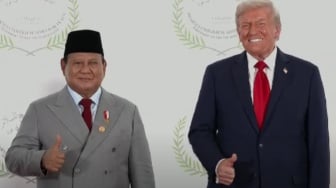 Dari Prabowo dan Trump, Menilik Makna Pose Jempol Tak Sekadar Gaya Bapak-Bapak?