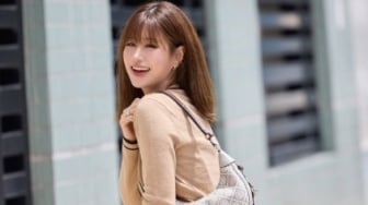 6 Gaya Brown and White Look Faye Pornpawee untuk Daily Outfit, Stand Out!