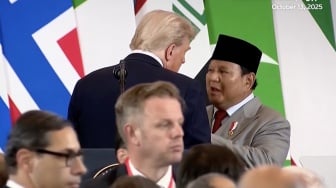 Prabowo Kepergok Bisik-bisik dengan Donald Trump di KTT Perdamaian, Bahas Apa?