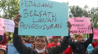 Sejumlah pedagang Pasar Hewan Barito saat berunjuk rasa di depan Balai Kota DKI Jakarta, Selasa (14/10/2025). [Suara.com/Alfian Winanto]