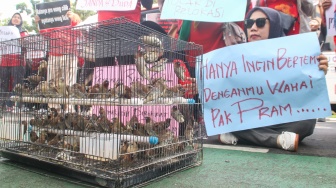 Sejumlah pedagang Pasar Hewan Barito saat berunjuk rasa di depan Balai Kota DKI Jakarta, Selasa (14/10/2025). [Suara.com/Alfian Winanto]