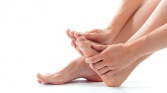 10 Cara Ampuh Mengatasi Kesemutan di Kaki atau Tangan