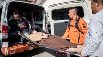 Petugas mengevakuasi siswa yang diduga keracunan hidangan makan bergizi gratis (MBG) di SMPN 1 Cisarua, Cisarua, Kabupaten Bandung Barat, Jawa Barat, Selasa (14/10/2025). [ANTARA FOTO/Abdan Syakura/nym]