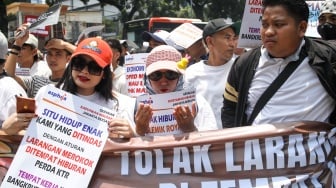 Sejumlah pekerja tempat hiburan yang tergabung dalam Gerakan Karyawan Hiburan Jakarta Bersatu melakukan aksi unjuk rasa di depan Gedung DPRD Jakarta, Selasa (14/10/2025). [Suara.com/Alfian Winanto]