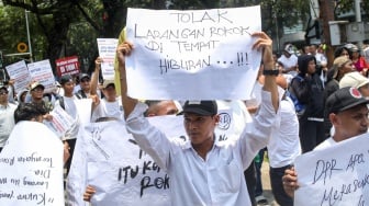 Sejumlah pekerja tempat hiburan yang tergabung dalam Gerakan Karyawan Hiburan Jakarta Bersatu melakukan aksi unjuk rasa di depan Gedung DPRD Jakarta, Selasa (14/10/2025). [Suara.com/Alfian Winanto]