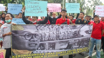 Sejumlah pedagang Pasar Hewan Barito saat berunjuk rasa di depan Balai Kota DKI Jakarta, Selasa (14/10/2025). [Suara.com/Alfian Winanto]