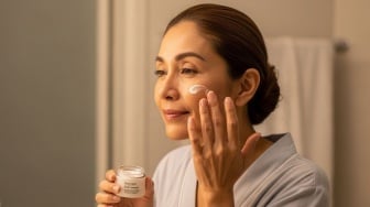 Cari Krim Malam yang Bagus untuk Usia 50-an? Ini 5 Rekomendasi Mulai Rp29 Ribuan