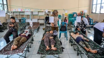 Siswa yang diduga keracunan hidangan Makan Bergizi Gratis (MBG) mendapatkan penanganan di posko penanganan keracunan MBG di SMPN 1 Cisarua, Kabupaten Bandung Barat, Jawa Barat, Rabu (15/10/2025). [ANTARA FOTO/Raisan Al Farisi/rwa]