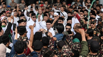 Pengunjuk rasa mengikuti Aksi Bela Ulama dan Pesantren di gedung Transmedia, Jakarta, Rabu (15/10/2025). [ANTARA FOTO/Sulthony Hasanuddin/bar]