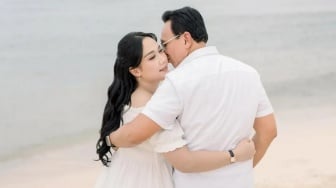Puput Nastiti Devi Umumkan Kehamilan Anak Ketiga Lewat Foto Keluarga Harmonis