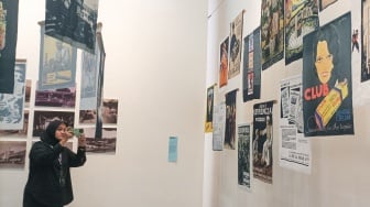 Pengunjung mengamati karya arsip dalam pameran PustaKarsa 2025 di Taman Ismail Marzuki (TIM), Jakarta, Rabu (15/10/2025). [Suara.com/Alfian Winanto]