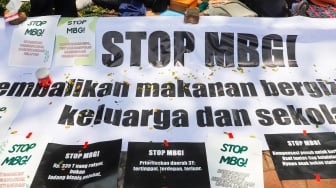 Massa yang tergabung dalam Suara Ibu Peduli Makan Bergizi Gratis (MBG) melakukan aksi di depan kantor Badan Gizi Nasional (BGN), Jakarta, Rabu (15/10/2025). [Suara.com/Alfian Winanto]
