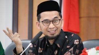 Bukan Feodalisme, Ustaz Adi Hidayat Sebut Cium Tangan Kiai Itu Warisan Adab