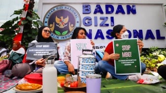 Massa yang tergabung dalam Suara Ibu Peduli Makan Bergizi Gratis (MBG) melakukan aksi di depan kantor Badan Gizi Nasional (BGN), Jakarta, Rabu (15/10/2025). [Suara.com/Alfian Winanto]
