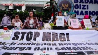 Massa yang tergabung dalam Suara Ibu Peduli Makan Bergizi Gratis (MBG) melakukan aksi di depan kantor Badan Gizi Nasional (BGN), Jakarta, Rabu (15/10/2025). [Suara.com/Alfian Winanto]

