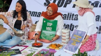 Massa yang tergabung dalam Suara Ibu Peduli Makan Bergizi Gratis (MBG) melakukan aksi di depan kantor Badan Gizi Nasional (BGN), Jakarta, Rabu (15/10/2025). [Suara.com/Alfian Winanto]
