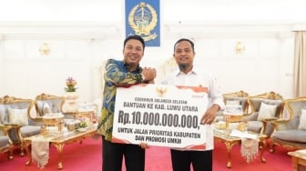 Gubernur Sulsel Serahkan Bantuan Rp10 Miliar untuk Luwu Utara