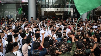 Pengunjuk rasa mengikuti Aksi Bela Ulama dan Pesantren di gedung Transmedia, Jakarta, Rabu (15/10/2025). [ANTARA FOTO/Sulthony Hasanuddin/bar]