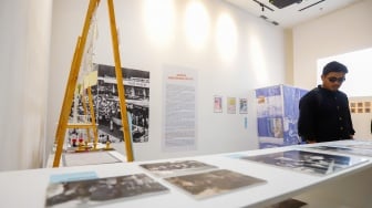 Pengunjung mengamati karya arsip dalam pameran PustaKarsa 2025 di Taman Ismail Marzuki (TIM), Jakarta, Rabu (15/10/2025). [Suara.com/Alfian Winanto]