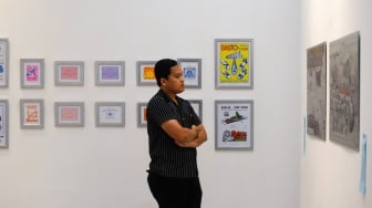 Pengunjung mengamati karya arsip dalam pameran PustaKarsa 2025 di Taman Ismail Marzuki (TIM), Jakarta, Rabu (15/10/2025). [Suara.com/Alfian Winanto]