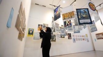 Pengunjung mengamati karya arsip dalam pameran PustaKarsa 2025 di Taman Ismail Marzuki (TIM), Jakarta, Rabu (15/10/2025). [Suara.com/Alfian Winanto]