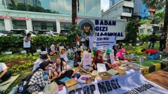 Aksi Unik di Demo Tolak MBG: Bagi-Bagi Makanan ke Pejalan Kaki Hingga Wartawan