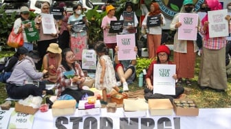 Massa yang tergabung dalam Suara Ibu Peduli Makan Bergizi Gratis (MBG) melakukan aksi di depan kantor Badan Gizi Nasional (BGN), Jakarta, Rabu (15/10/2025). [Suara.com/Alfian Winanto]
