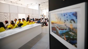 Pengunjung mengamati karya arsip dalam pameran PustaKarsa 2025 di Taman Ismail Marzuki (TIM), Jakarta, Rabu (15/10/2025). [Suara.com/Alfian Winanto]