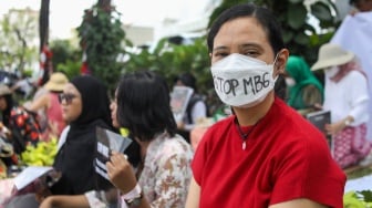 Massa yang tergabung dalam Suara Ibu Peduli Makan Bergizi Gratis (MBG) melakukan aksi di depan kantor Badan Gizi Nasional (BGN), Jakarta, Rabu (15/10/2025). [Suara.com/Alfian Winanto]
