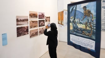 Pengunjung mengamati karya arsip dalam pameran PustaKarsa 2025 di Taman Ismail Marzuki (TIM), Jakarta, Rabu (15/10/2025). [Suara.com/Alfian Winanto]