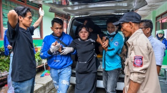 Polwan mendampingi siswa korban yang diduga keracunan hidangan Makan Bergizi Gratis (MBG) yang mendapatkan penanganan di posko penanganan keracunan MBG di SMPN 1 Cisarua, Kabupaten Bandung Barat, Jawa Barat, Rabu (15/10/2025). [ANTARA FOTO/Raisan Al Farisi/rwa]