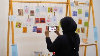 Pengunjung mengamati karya arsip dalam pameran PustaKarsa 2025 di Taman Ismail Marzuki (TIM), Jakarta, Rabu (15/10/2025). [Suara.com/Alfian Winanto]