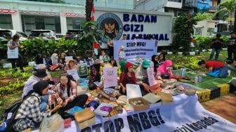 Ibu-ibu Demo Tolak MBG di Depan Kantor BGN, Bawa Makanan Sendiri