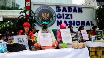 Massa yang tergabung dalam Suara Ibu Peduli Makan Bergizi Gratis (MBG) melakukan aksi di depan kantor Badan Gizi Nasional (BGN), Jakarta, Rabu (15/10/2025). [Suara.com/Alfian Winanto]
