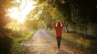 Stres Menumpuk? Coba Walking Meditation, Cara Sederhana Bikin Pikiran Adem!