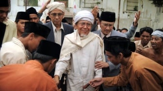 Viral Adab Santri, Beda Tipis dengan Siswa Jepang Hormat Guru?