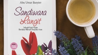 Buku Sandiwara Langit: Sebuah Kisah Nyata Bertabur Hikmah Penyubur Iman