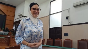 Busananya Disindir Tak Sopan, Nikita Mirzani Kini Jadi Putri Firaun Saat Hadiri Sidang Lanjutan
