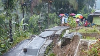 Bak Ditelan Bumi! Jalan di Purbalingga Ambles 100 Meter, Dua Dusun Terisolasi