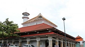 Menjelajahi Masjid Ampel: Filosofi 16 Pilar hingga Pasar Bernuansa Arab