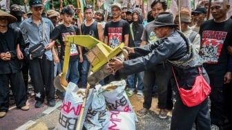 Pengunjuk rasa melakukan aksi Hari Pangan Sedunia di Jalan Medan Merdeka Selatan, Jakarta, Kamis (16/10/2025). [ANTARA FOTO/Rivan Awal Lingga/nz]
