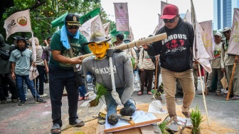 Pengunjuk rasa melakukan aksi Hari Pangan Sedunia di Jalan Medan Merdeka Selatan, Jakarta, Kamis (16/10/2025). [ANTARA FOTO/Rivan Awal Lingga/nz]