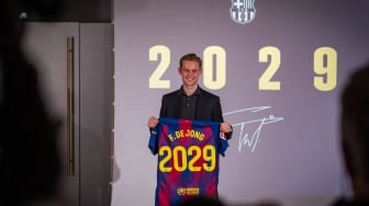 Frenkie de Jong Resmi Perpanjang Kontrak di Barcelona, Berpotensi Pecahkan Rekor Phillip Cocu