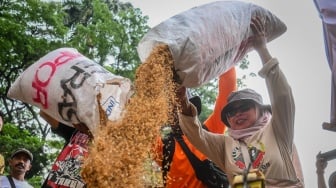 Pengunjuk rasa melakukan aksi Hari Pangan Sedunia di Jalan Medan Merdeka Selatan, Jakarta, Kamis (16/10/2025). [ANTARA FOTO/Rivan Awal Lingga/nz]