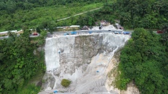 Foto udara pekerja melanjutkan pekerjaan penanganan bahu jalan longsor di Malibo Anai, Padang Pariaman, Sumatera Barat, Kamis (16/10/2025). [ANTARA FOTO/Iggoy el Fitra/nz]
