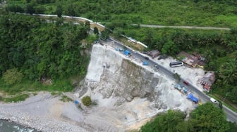 Foto udara pekerja melanjutkan pekerjaan penanganan bahu jalan longsor di Malibo Anai, Padang Pariaman, Sumatera Barat, Kamis (16/10/2025). [ANTARA FOTO/Iggoy el Fitra/nz]