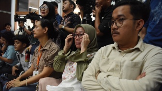 Ibu dari aktivis yang juga Direktur Eksekutif Lokataru Foundation Delpedro Marhaen, Magda Antista (kedua kanan) menghadiri sidang perdana gugatan praperadilan anaknya di Pengadilan Negeri Jakarta Selatan, Jakarta, Jumat (17/10/2025). [ANTARA FOTO/Indrianto Eko Suwarso/YU]