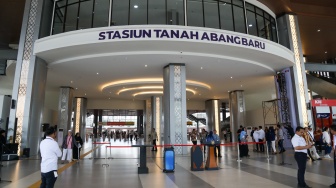 Suasana penumpang beraktivitas di Stasiun Tanah Abang, Jakarta, Jumat (17/10/2025). [Suara.com/Alfian Winanto]